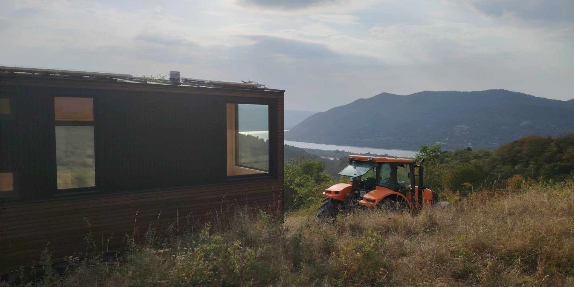 tiny-house-telepitese-a-festoi-dunakanyarban-–-kihivasok-es-siker5