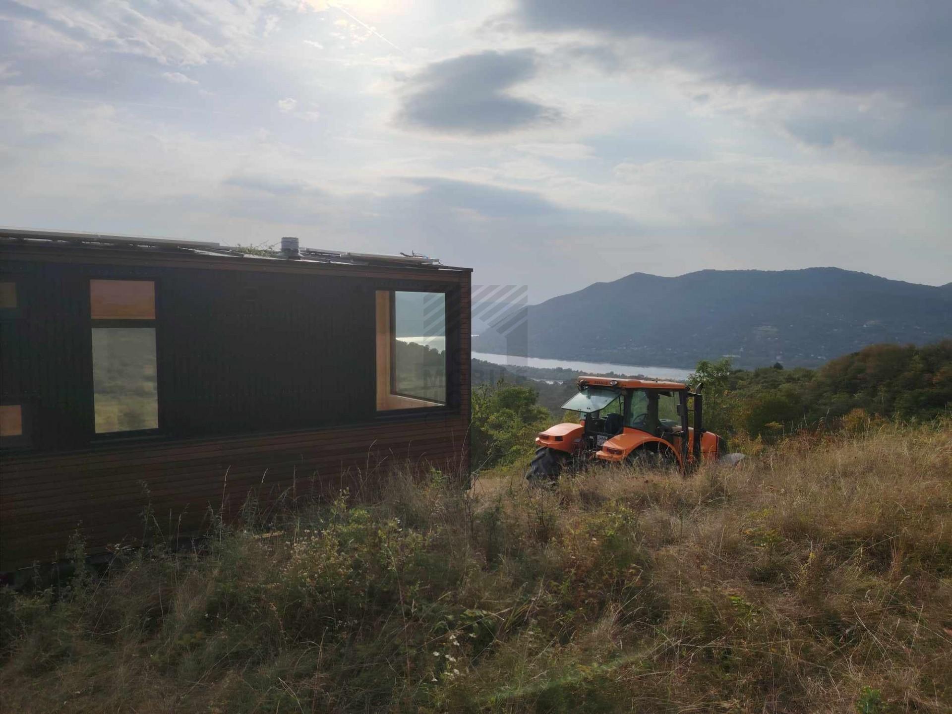 tiny-house-telepitese-a-festoi-dunakanyarban-–-kihivasok-es-siker5